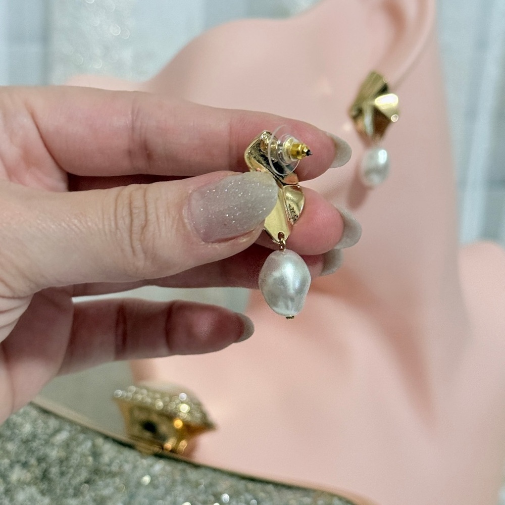⚜️ Elegant Gold and Pearl Earrings - Picture 4 of 6